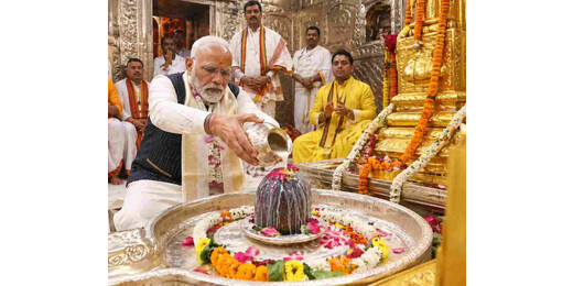 काशी में पीएम मोदी का भव्य रोड शो, 108 बटुकों के शंखनाद से हुआ स्वागत